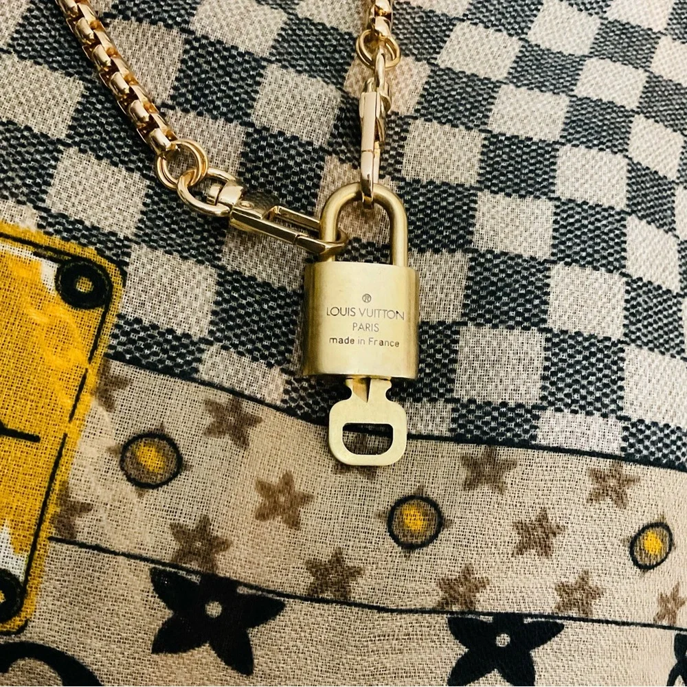 ✅AUTHENTIC LV Gold Lock Pendant ( generic chain included )